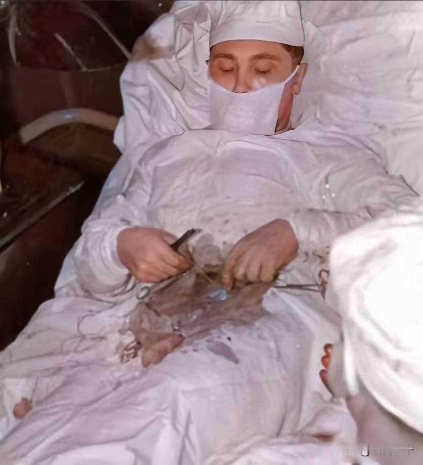 1961年，在南极考察站里，27岁的苏联医生给自己注射了麻醉剂，然后亲手切开了自