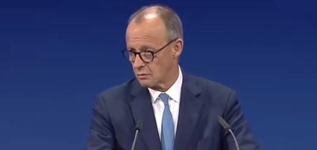 德国终于回过神了！德国总理默茨要求泽连斯基，阻止年轻人离开乌克兰，他认为乌克兰更