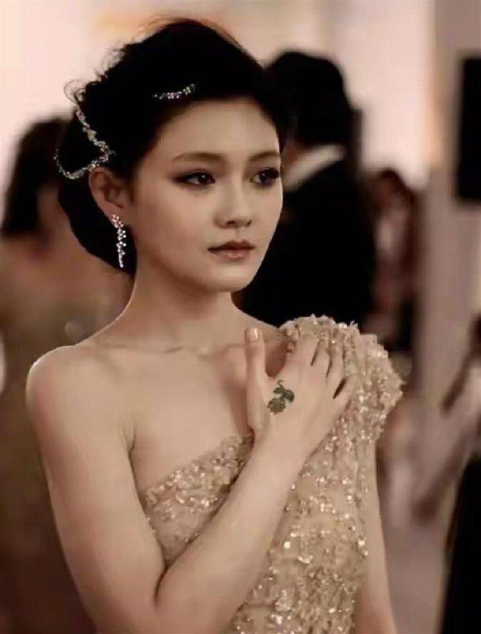 大小S人格差异巨大，大S骄傲，小S自卑。
小S一直活在姐姐的光环和阴影当中。她需