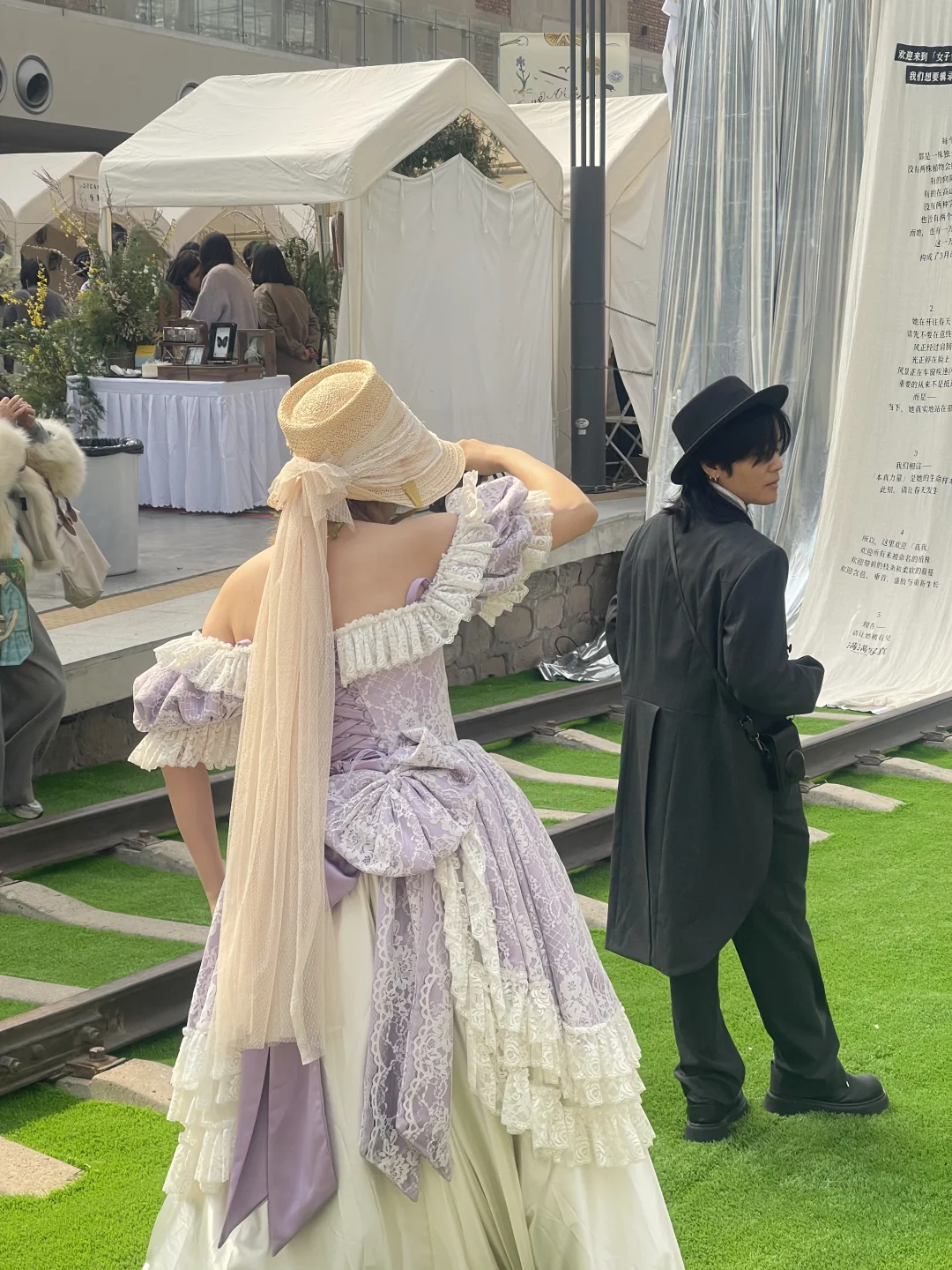 在过森日市集最后一天，偶遇油画小仙女