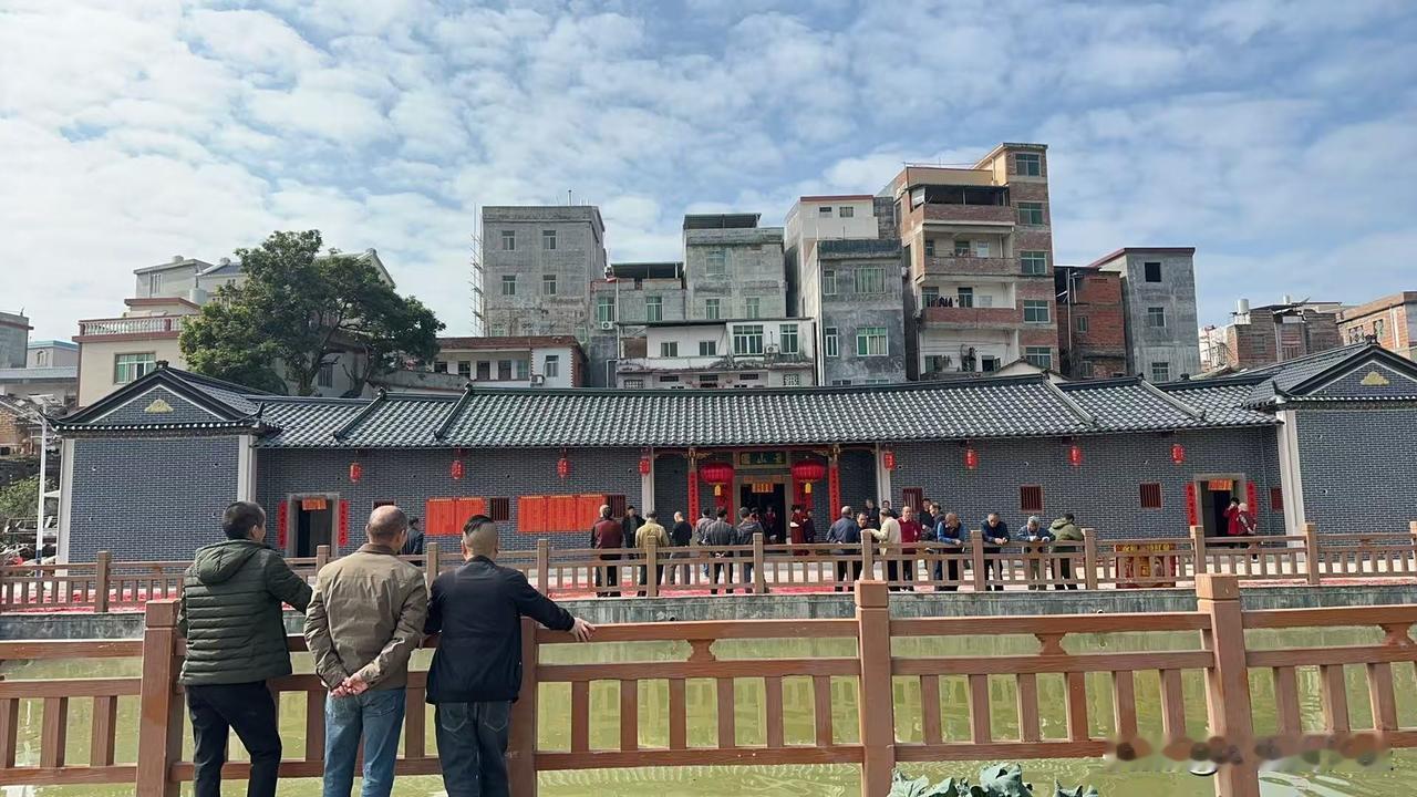 祖屋大规模修缮工程已结束，祖牌归位，办酒席舞狮子，庆典仪式热烈而隆重！