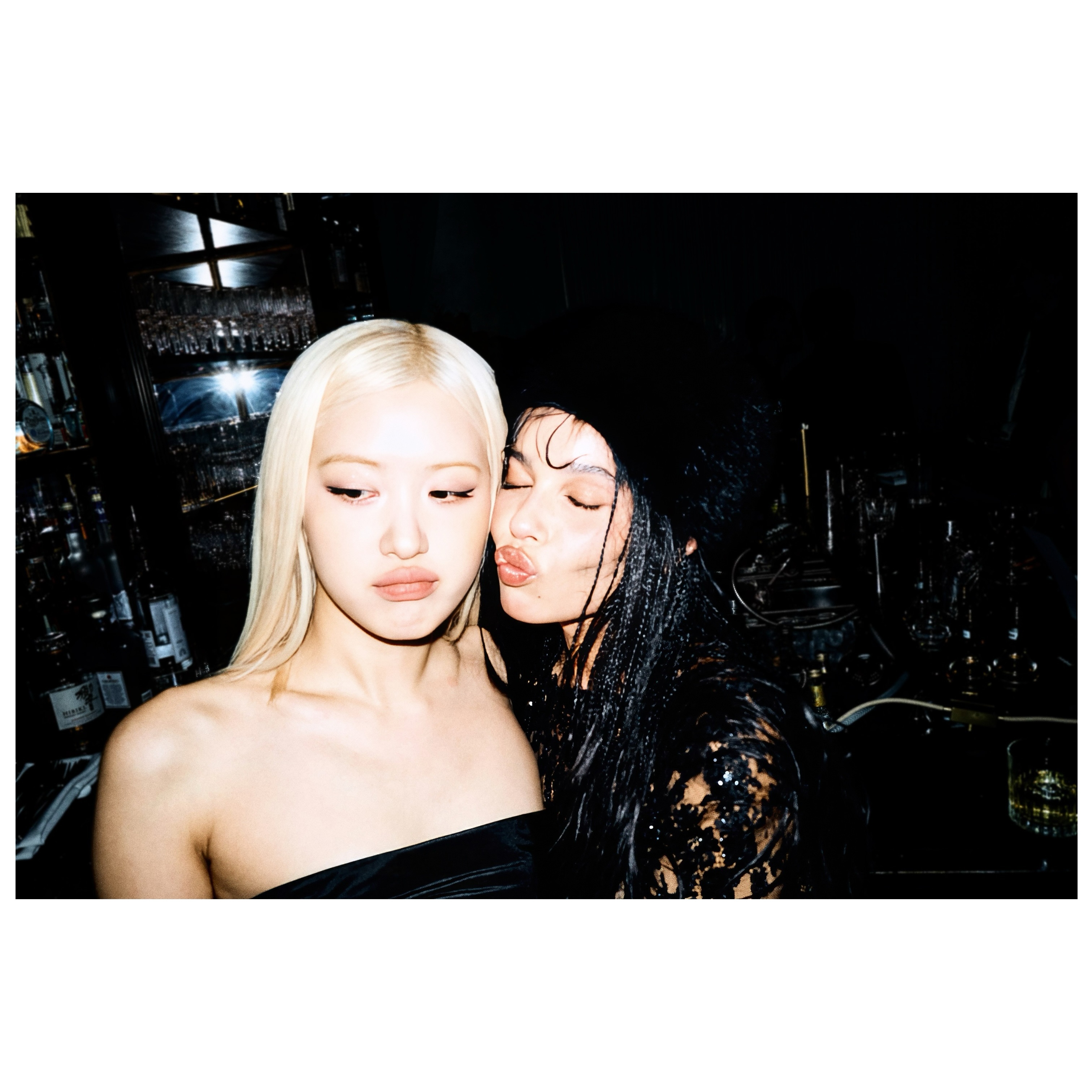 Zoe Kravitz 试图亲吻 Rosé ，但直女Rosé表示拒绝！！ 