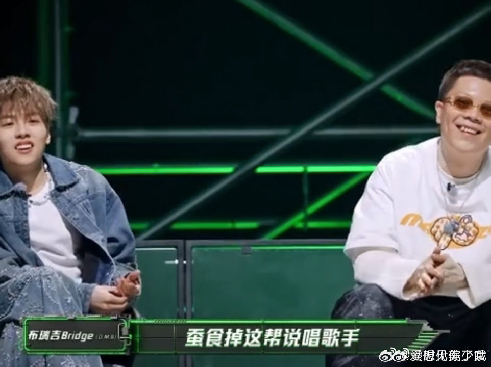 布瑞吉失控吉娃娃布瑞吉舞台表现力无可挑剔，唱《洒》沉浸式洒水蹦跳，灵动热烈被调侃