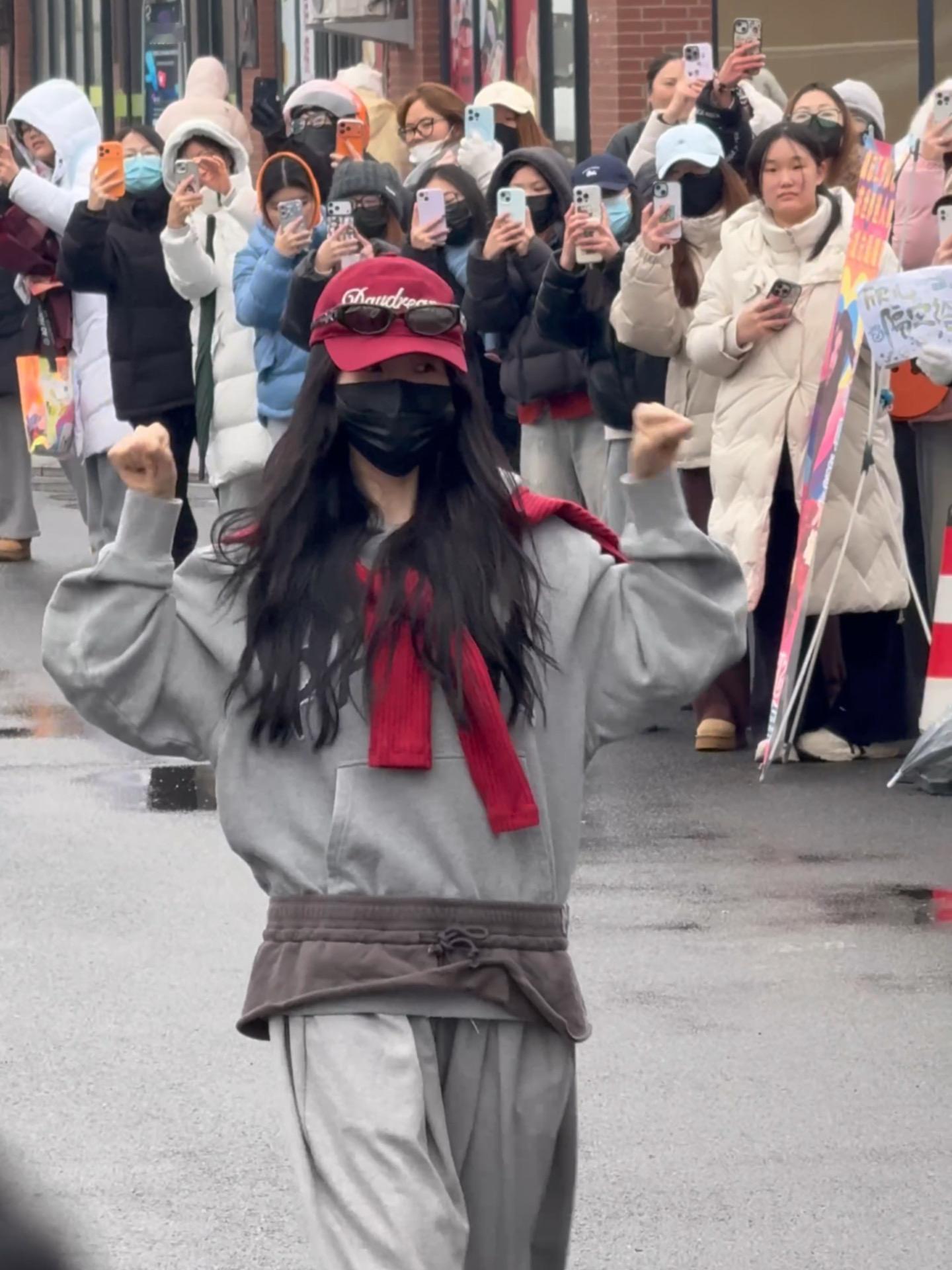 虞书欣红色棒球帽look虞书欣甜酷穿搭look虞书欣甜酷穿搭look，好酷，好好
