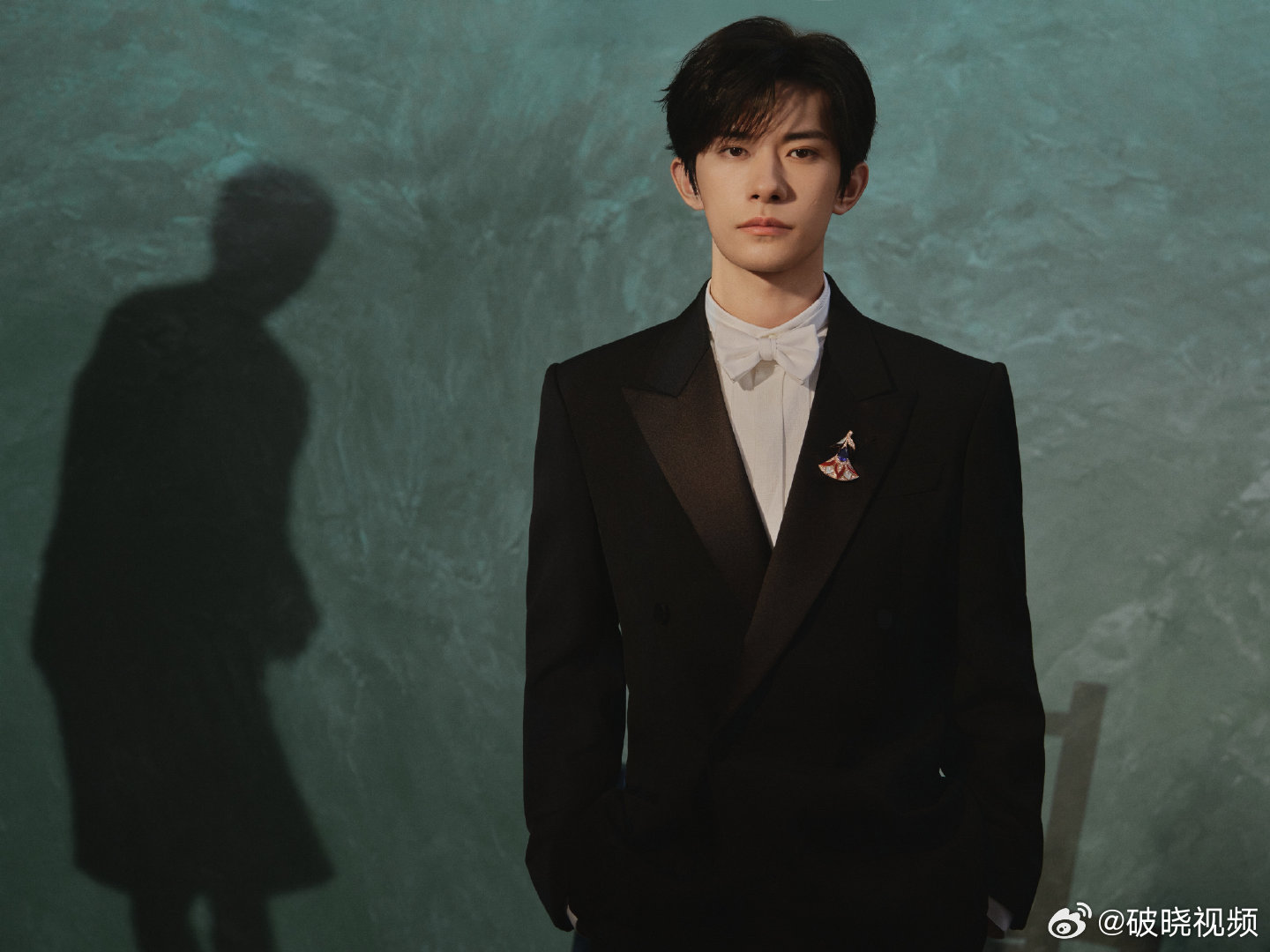 Tfboys转发易烊千玺百花奖造型易烊千玺刘春和跨时空重叠 易烊千玺帅惨了啊，期