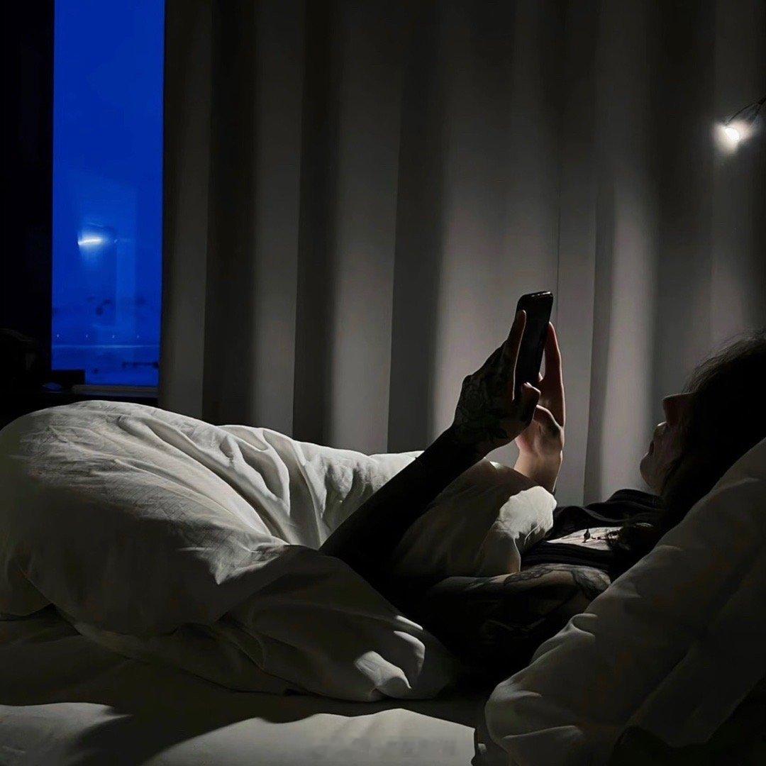 男子长期熬夜刷手机确诊血管性痴呆很多人都有这个习惯，总觉得晚点睡没啥大事。看完着