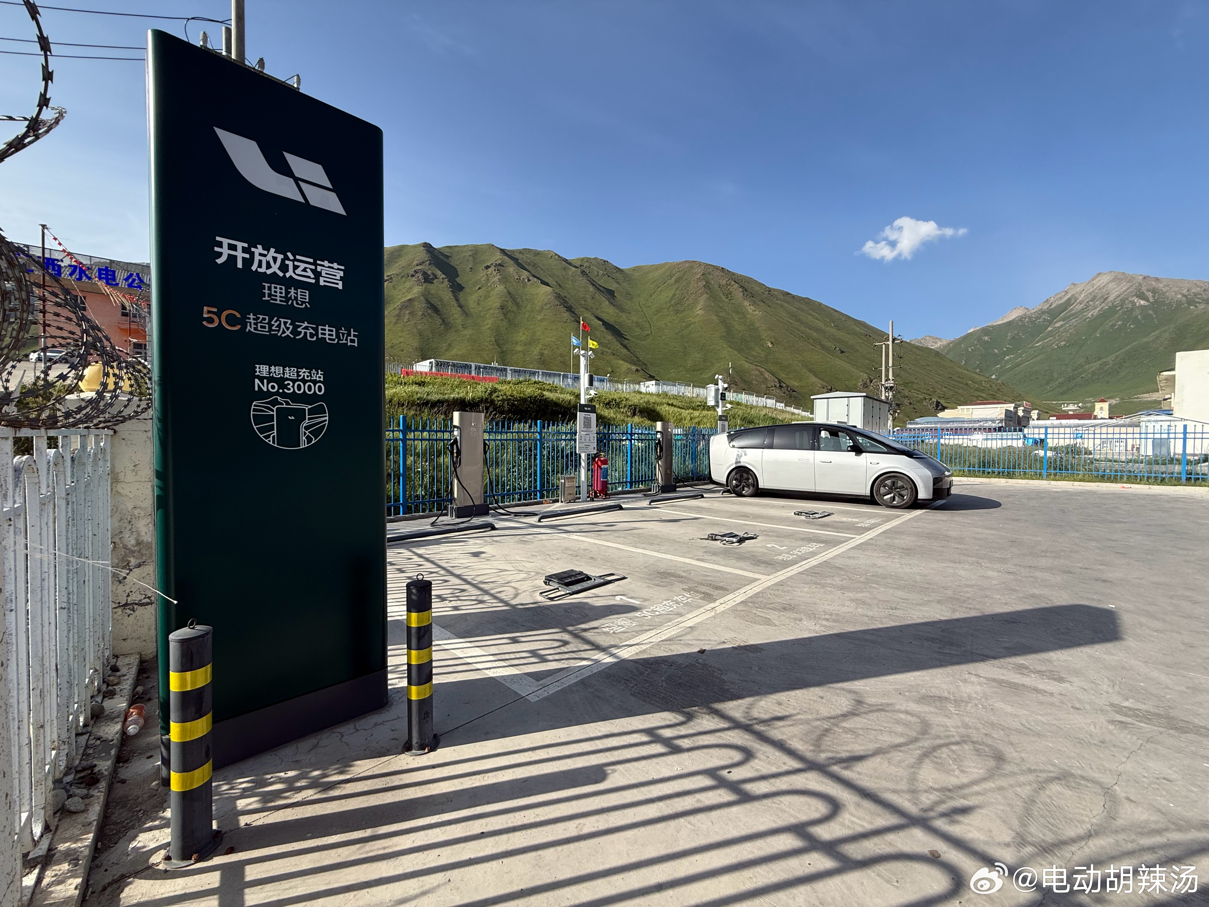 新能源汽车充电将全面升级除了全面建设、扩大建设、增加超充之外，还应该优化现有充电