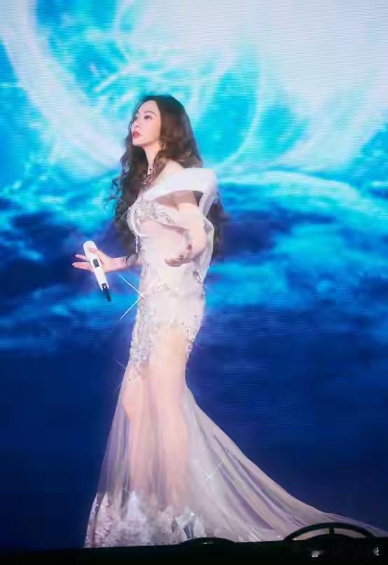 舞台上的闪耀时刻，自信的笑容和动人的歌声，让人无法抗拒的魅力！🎤✨