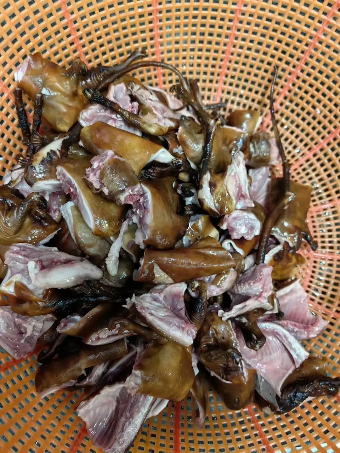 隔壁邻居送过来的，他说很好吃的，我也不知道这是啥肉，小伙伴们，你们知道吗？ ​​