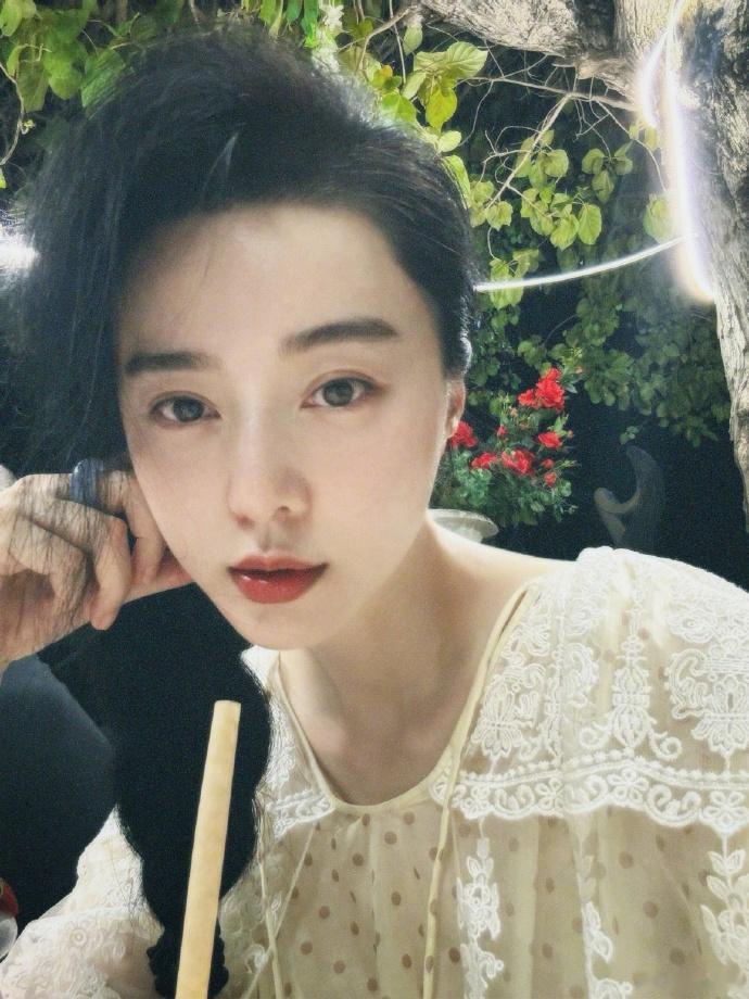 44岁范冰冰的生活还是很滋润，喝的都是16万元一箱的红酒。
6月23日，很久没有