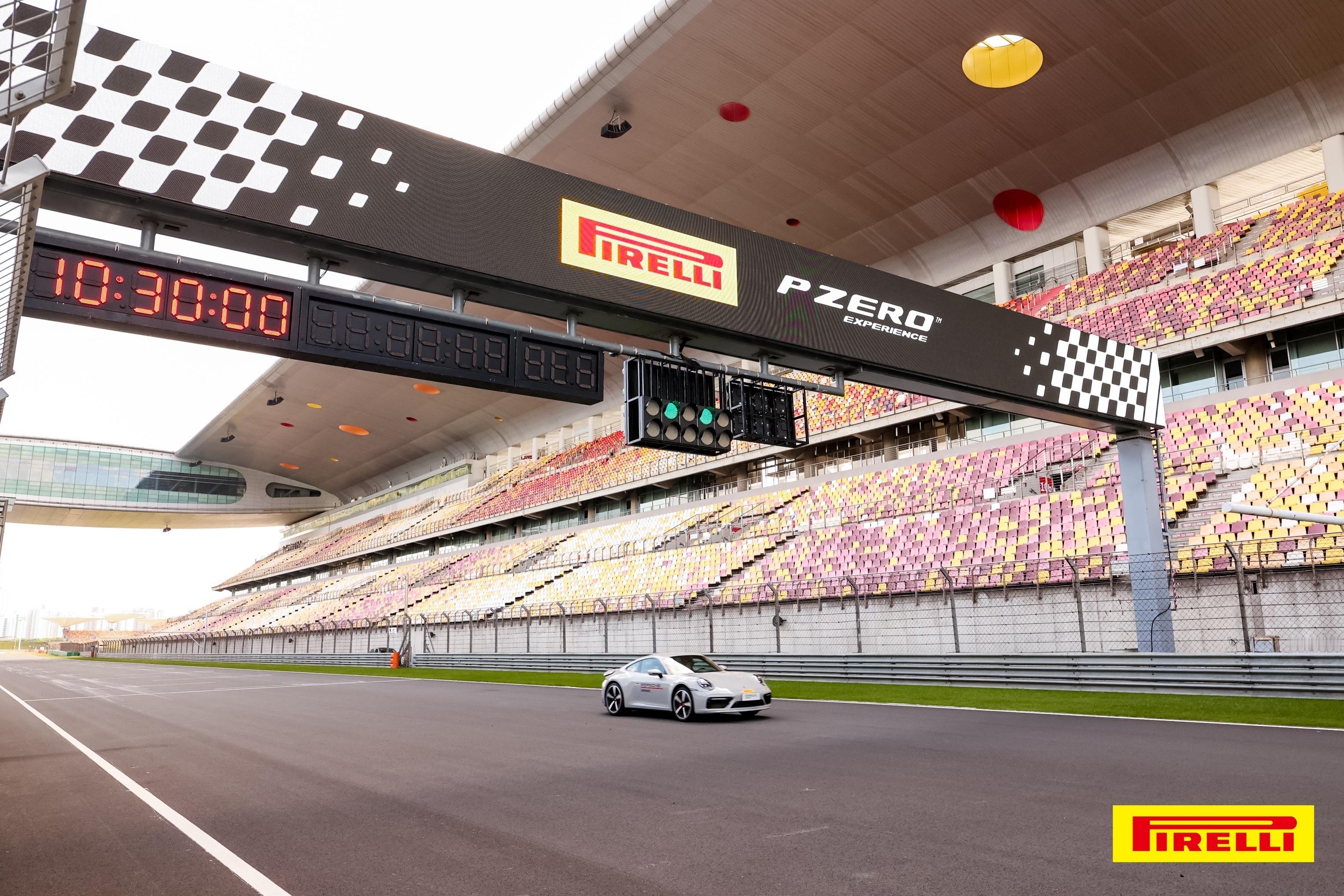 上周末的保时捷赛道日，也算是火出了圈。其实，赛道巡游只是活动其中一环，还有更多更