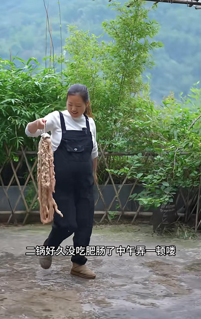 炊二哥三胎了？

今天视频：炊二哥的老婆红梅穿着背带裤、提着一笼肥肠，肚子肉眼可