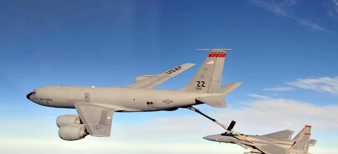 ❗️美军KC-135加油机在伊拉克坠毁，机组6人全部遇难
另一架同型加油机在同一