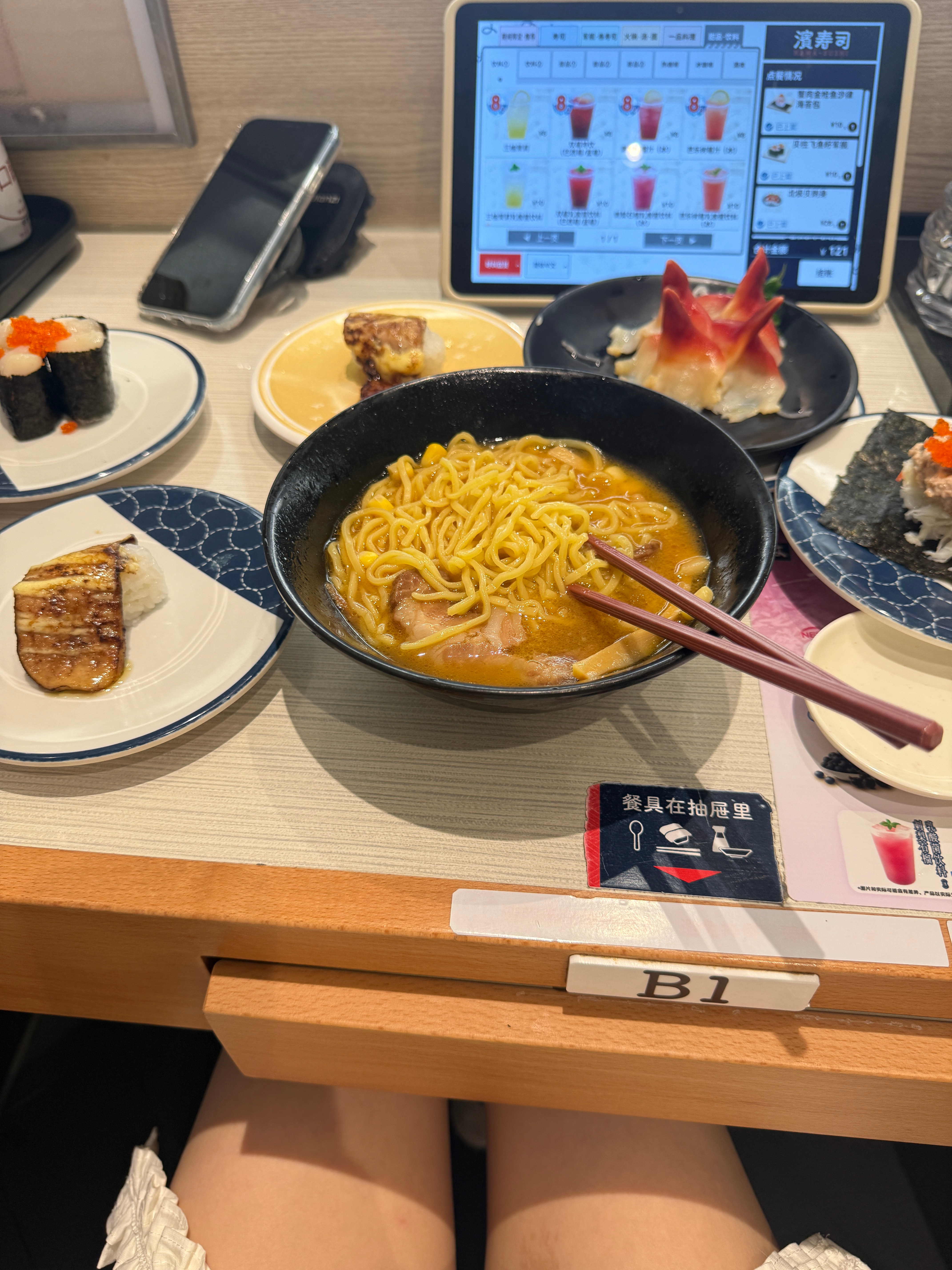 昨天去吃滨寿司不知道是不是打烊了要 每块都放了两片鹅肝  但素..！再来吃我真的