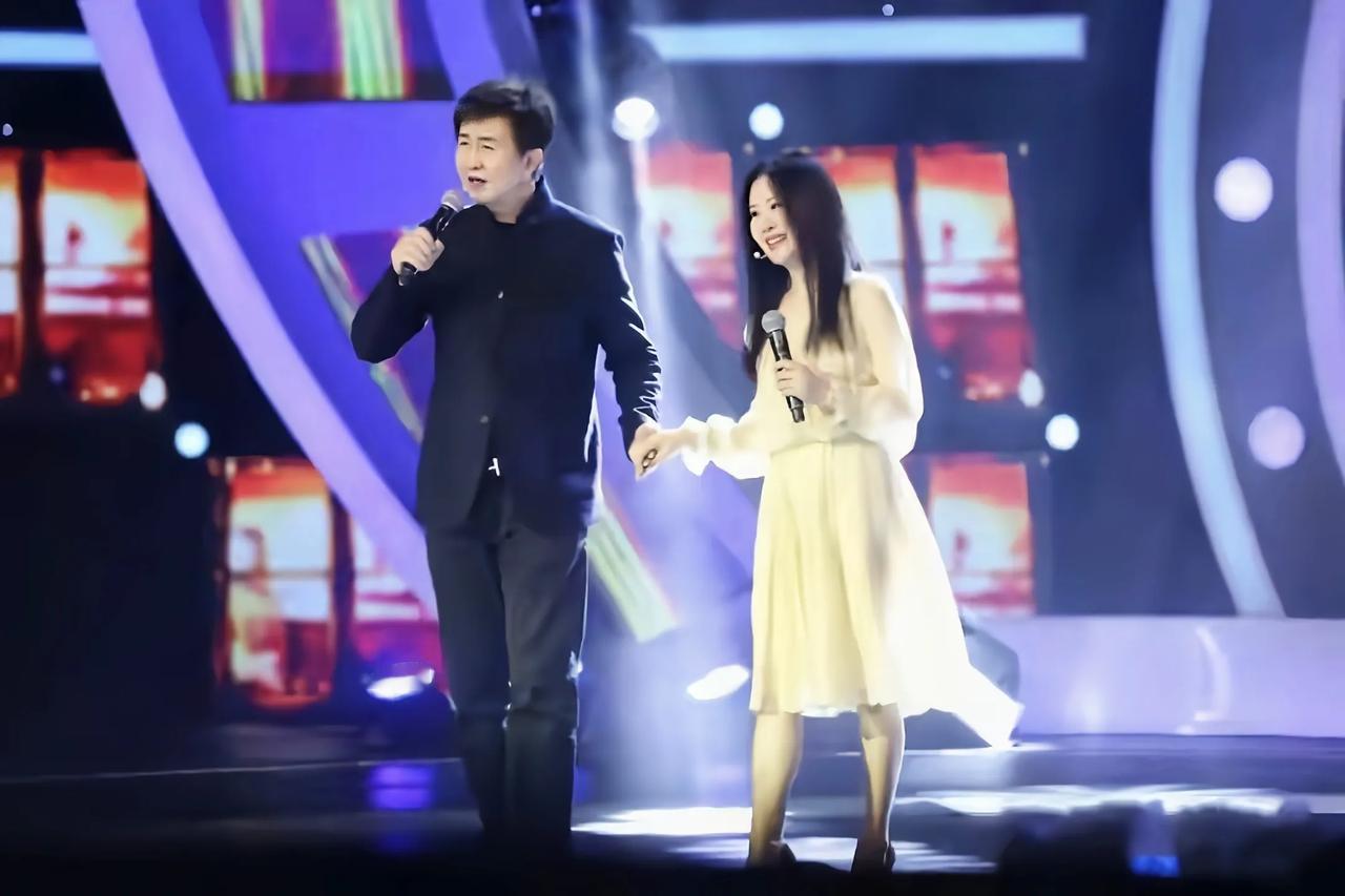 一首歌火一辈子，模范夫妻任静付笛声，开直播真是太挣钱了

晚上刷直播，又看见任静