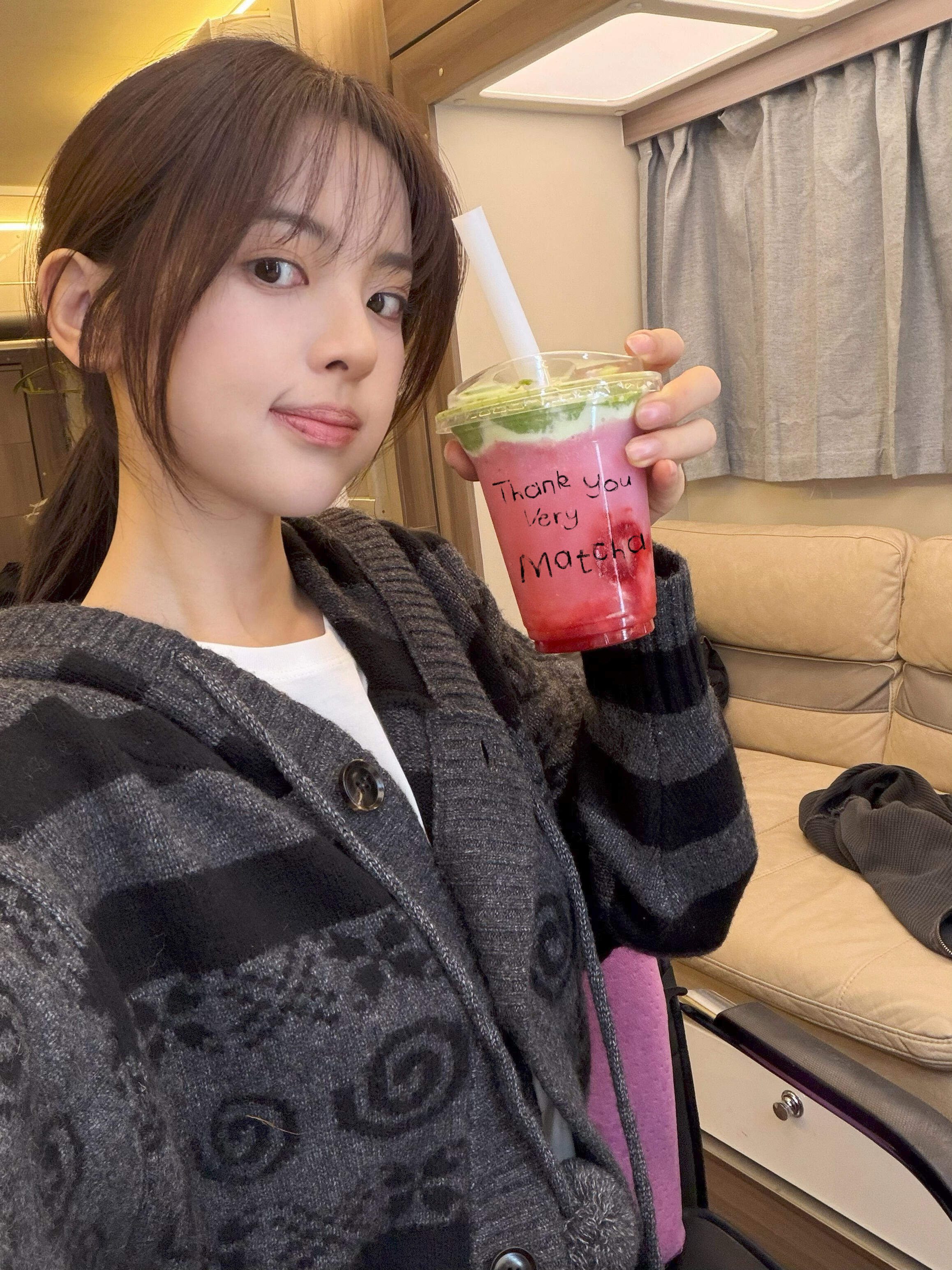 杨超越  🍠更新“下午好呀😘”宝宝喝的什么，给我喝一口 