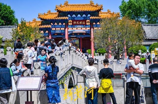 红墙映罗衣，济南府学文庙恢复开放