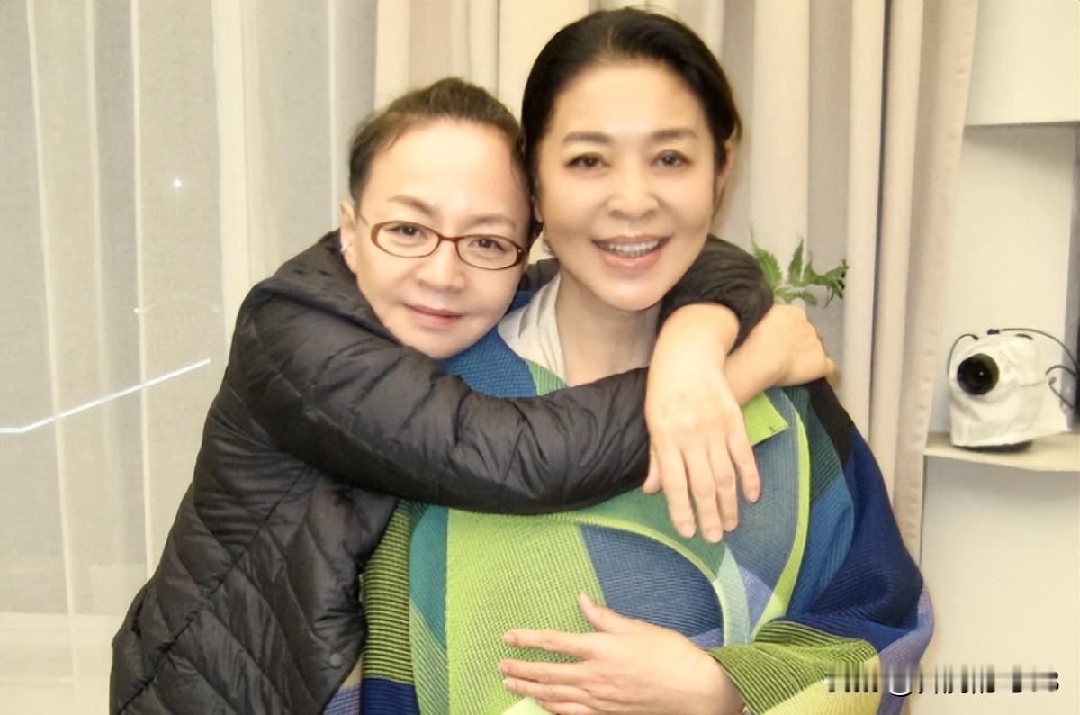 著名主持人倪萍曾在接受采访时，说起过一件直到现在依旧让她十分后悔的往事。
当年她