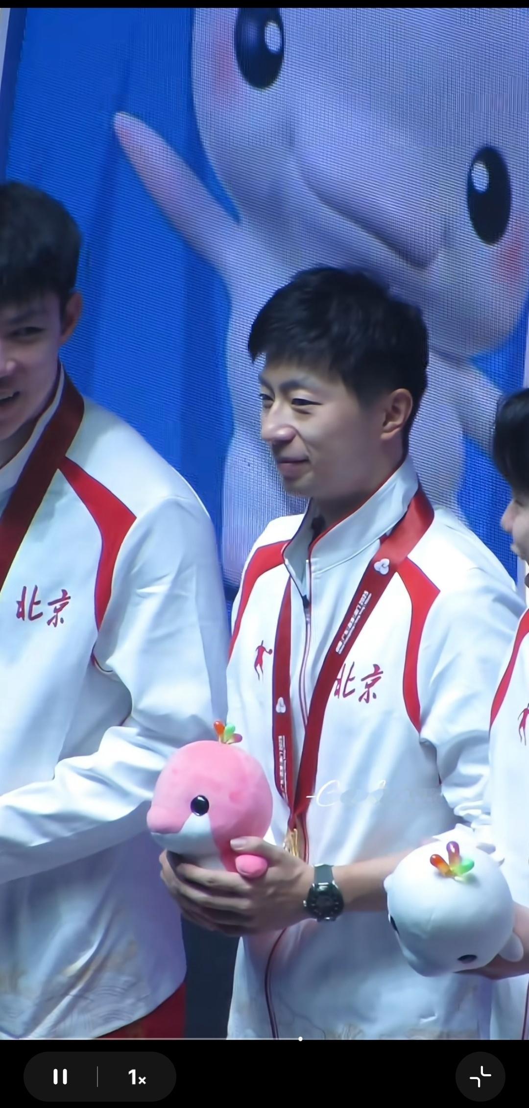 在🍠刷到一个视频，感觉粉🐔仔很乖巧地被我龙捧在手心上