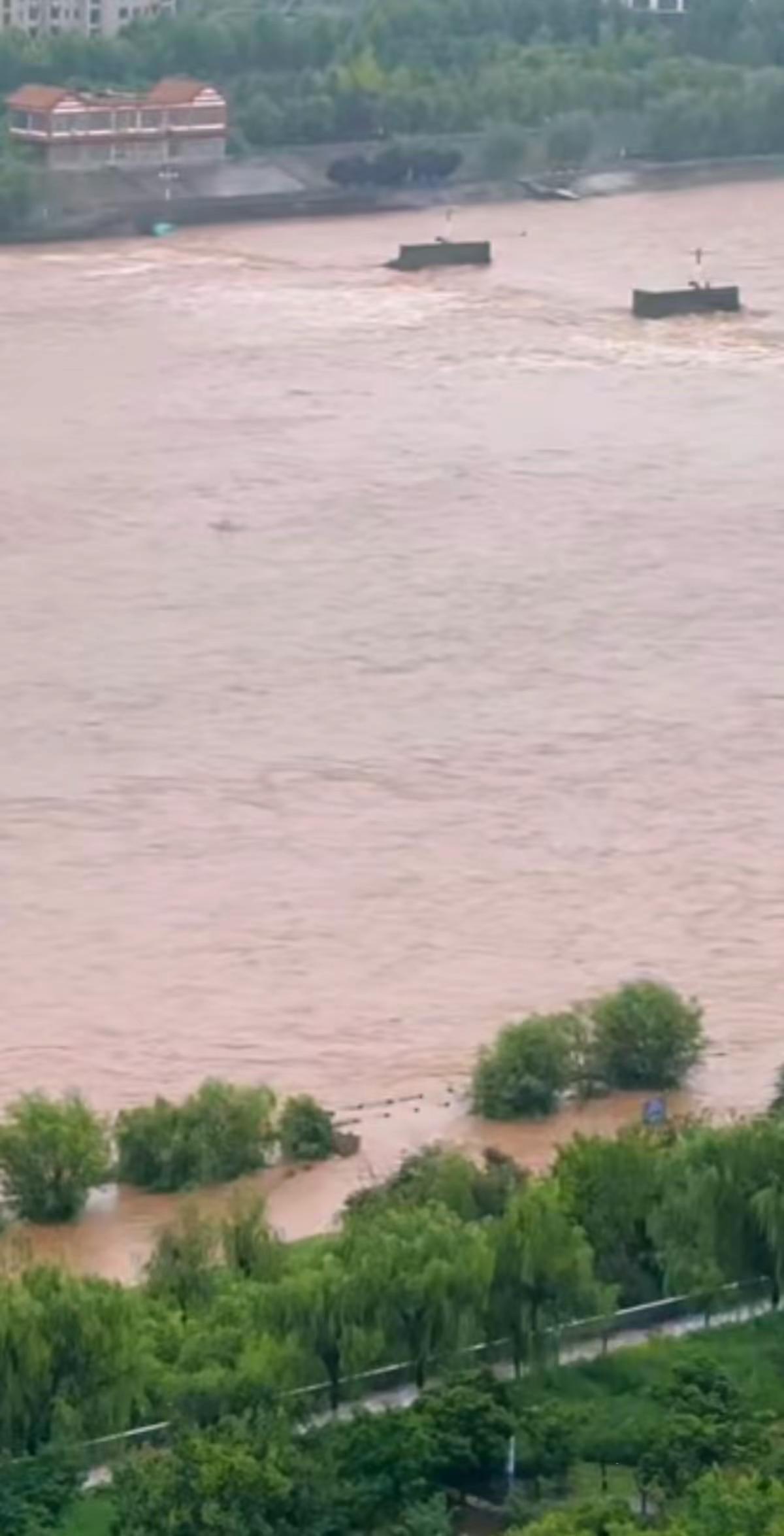 汝阳秋雨。秋雨连声盖蝉鸣，云雾弥漫压山顶。风卷残荷惊客梦，霜侵老树动乡情。千重碧