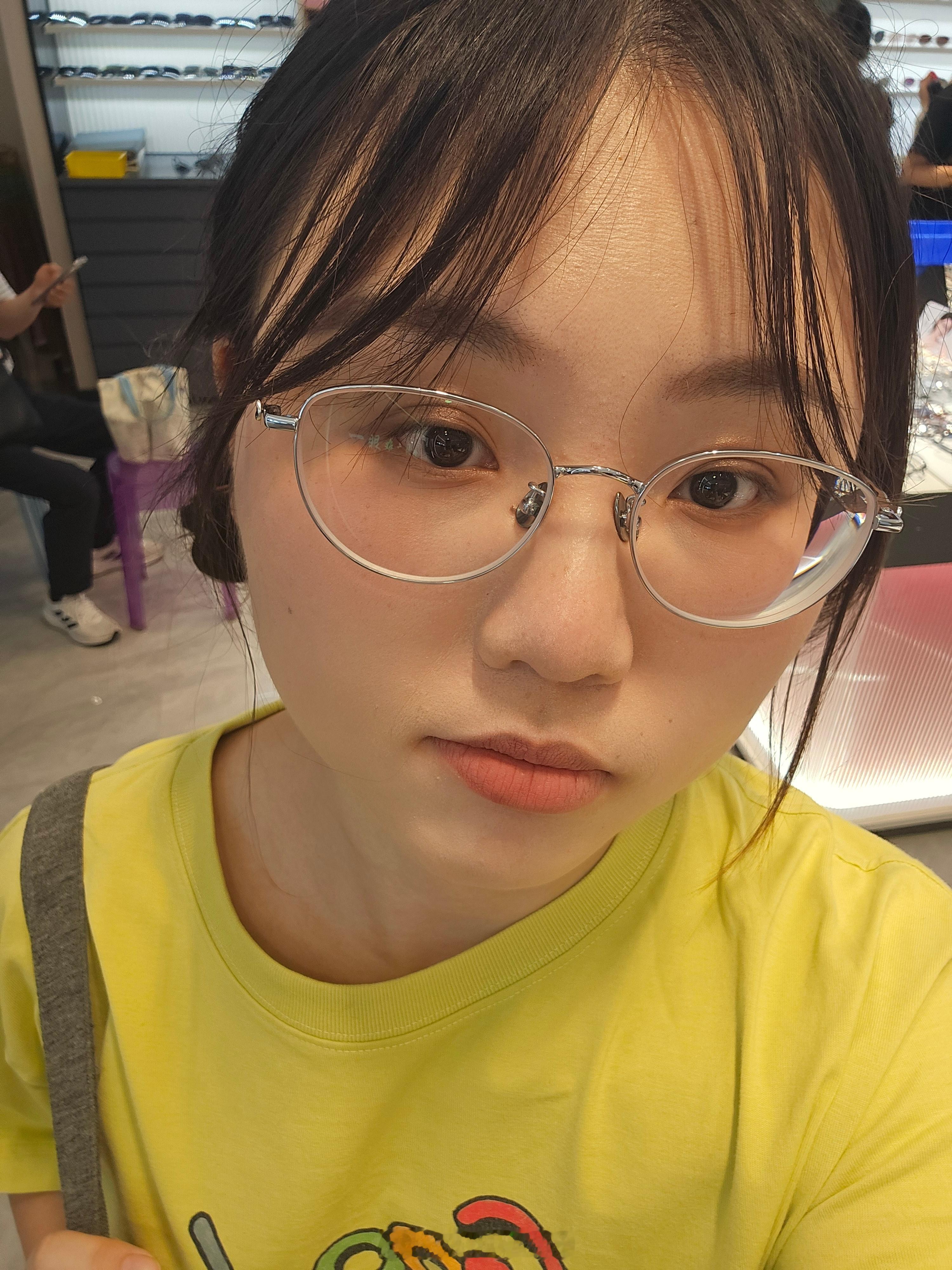 和在丹阳眼镜城！配得新眼镜～终于不会遮眉毛了！白嫖了归归小男宝的代言 丹阳·中国