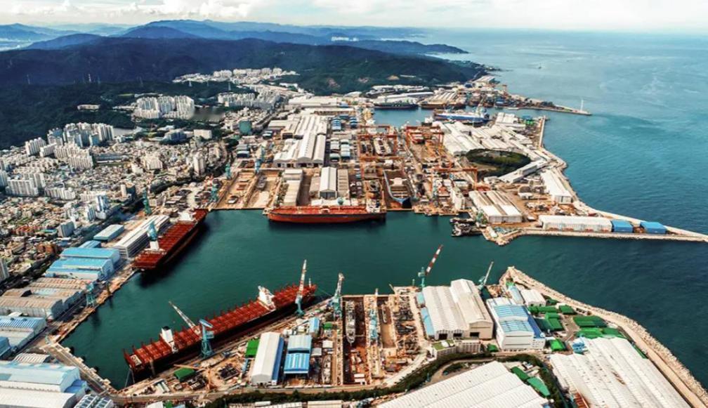 韩国造船业的崛起可以追溯到1981年。
那一年，玉浦造船厂投产，韩国的造船能力一