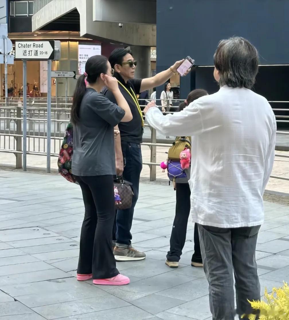 61岁温兆伦和老婆女儿现身香港皇后大道，他们一家三口穿衣打扮朴素。温兆伦的身形肥
