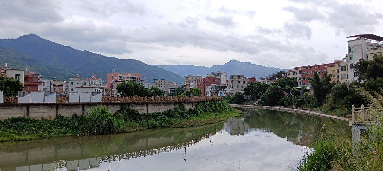 前天，我和孙子一起出去游玩，来到了林墩石横坝头，这里风景独好，有一种“小桥、流水