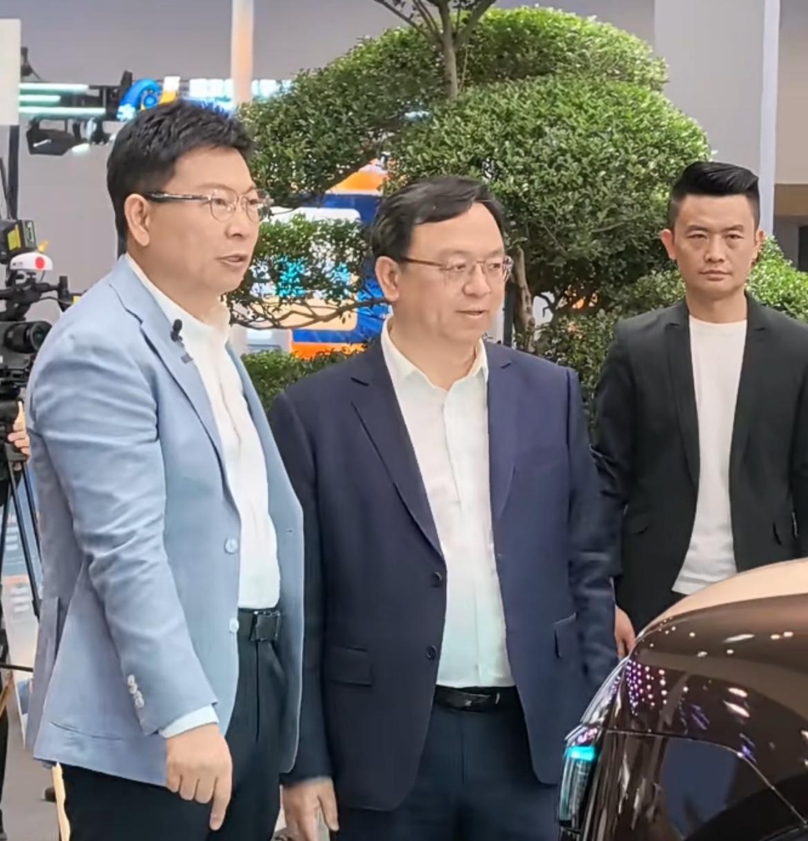 王传福与余承东互动交流！

4月26日，比亚迪董事长王传福造访问界展台，与余承东