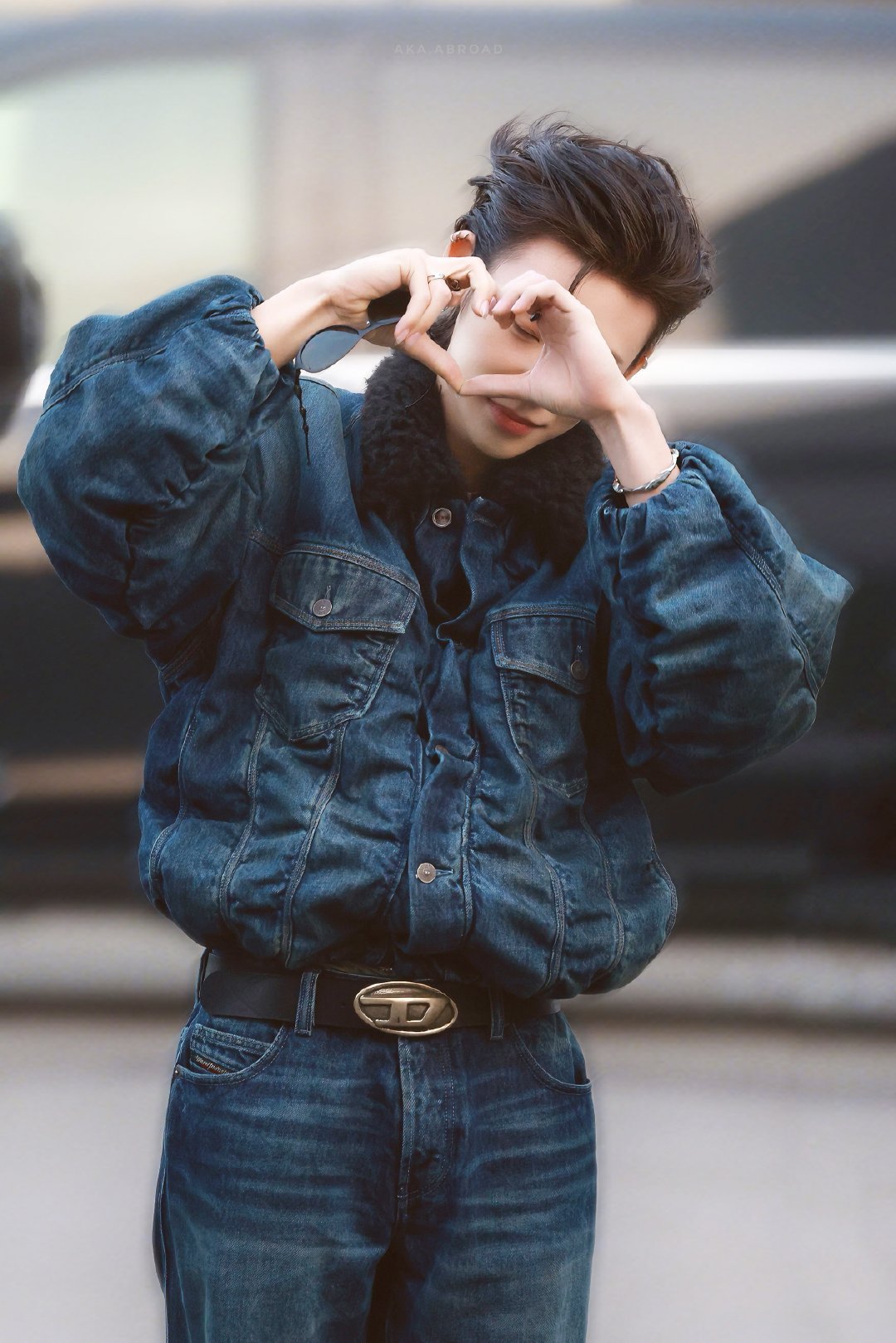 小鬼时尚圈最严肃的Daddy米兰时装周小鬼杀疯了！背头墨镜造型又拽又有型，全程高