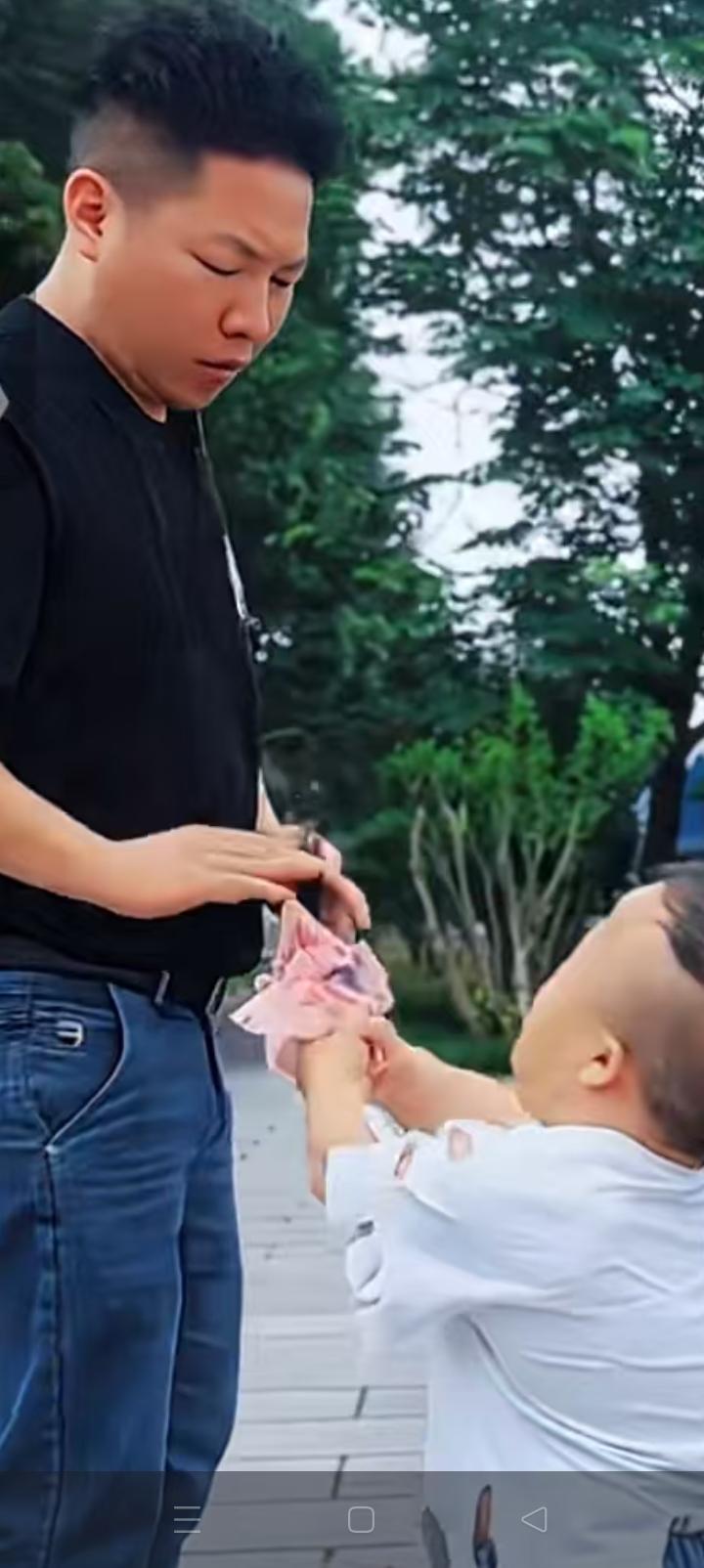 一米二侏儒慷慨赠予，农民工财色兼收。
就因为人群中多看了一眼，丢下一块钱。
巨人