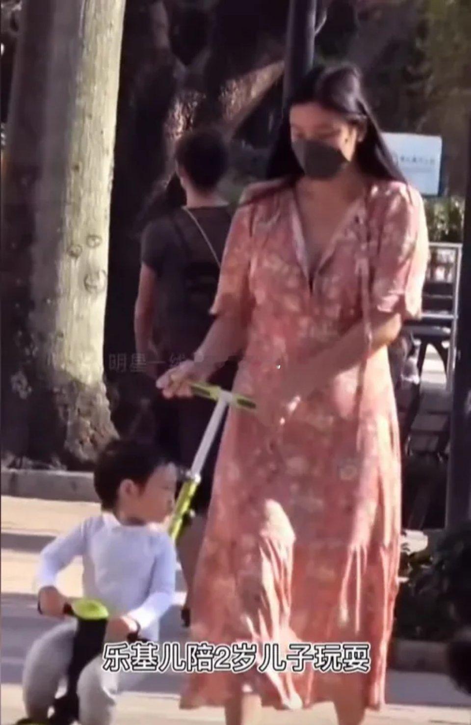 当年黎明为她花几个亿娶的老婆，乐基儿现在好像挺幸福的，可惜没有天王关怀了。 ​​