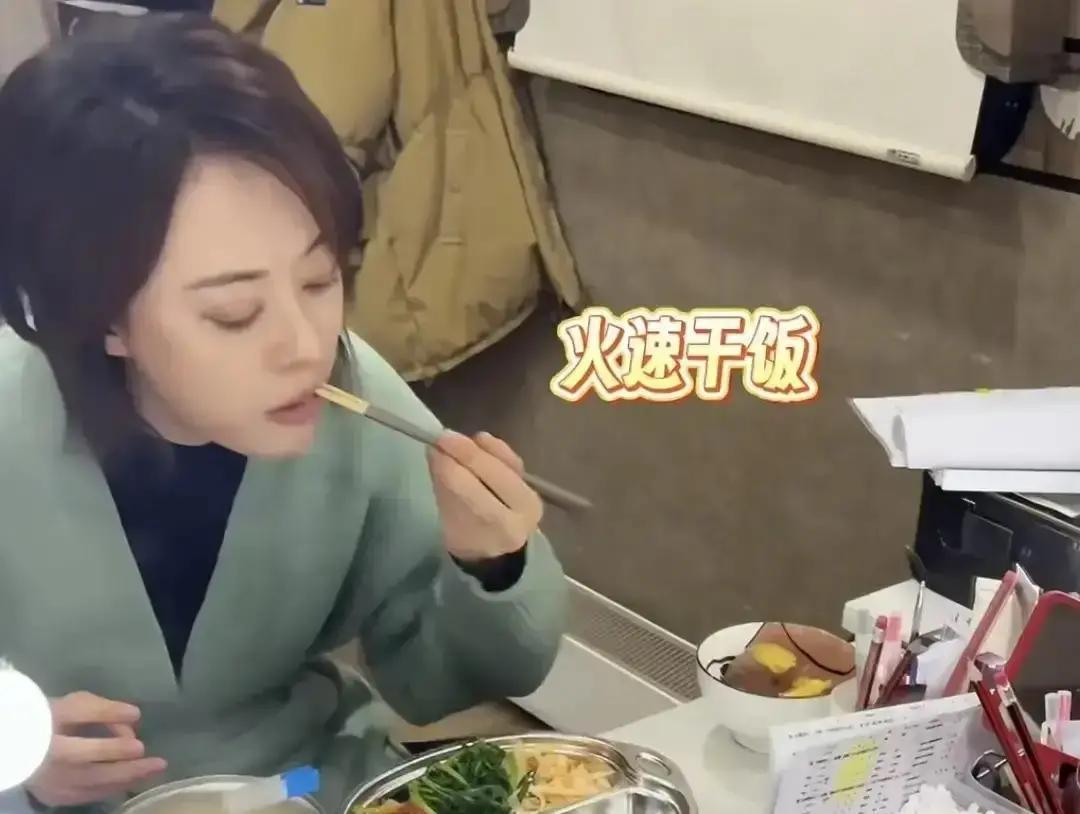 孙俪冬至在横店房车擀皮包了6个素饺子，小电锅咕嘟咕嘟，车窗雨点敲节奏。六个？我减