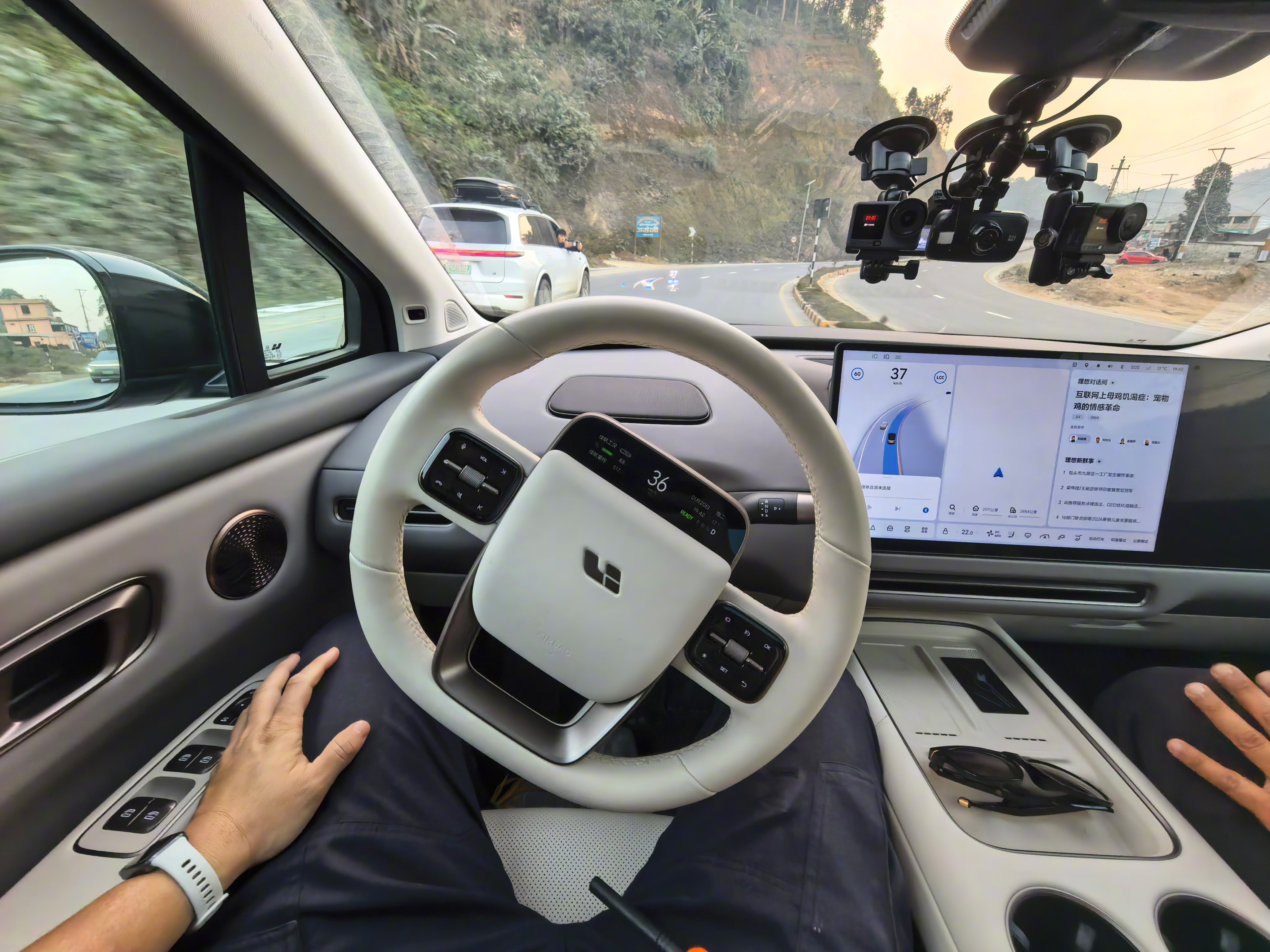 带傻哥们勇闯尼泊尔 因为尼泊尔交通法规不要求辅助驾驶必须握方向盘，所以今儿去博卡