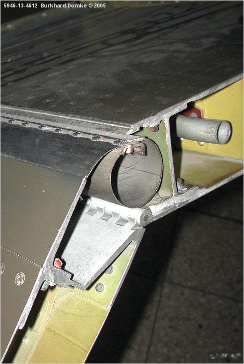 F-104 是第一架配备 BLCS（边界层控制系统）吹气襟翼的生产型飞机，以提高