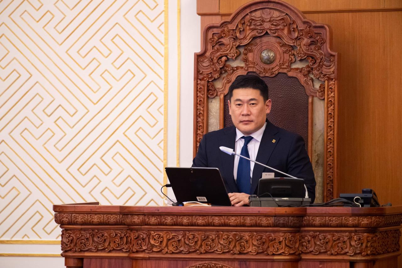 蒙古国总理奥云额尔登想通过投票，保住自己的职位，但是事与愿违。

最主要的一个问