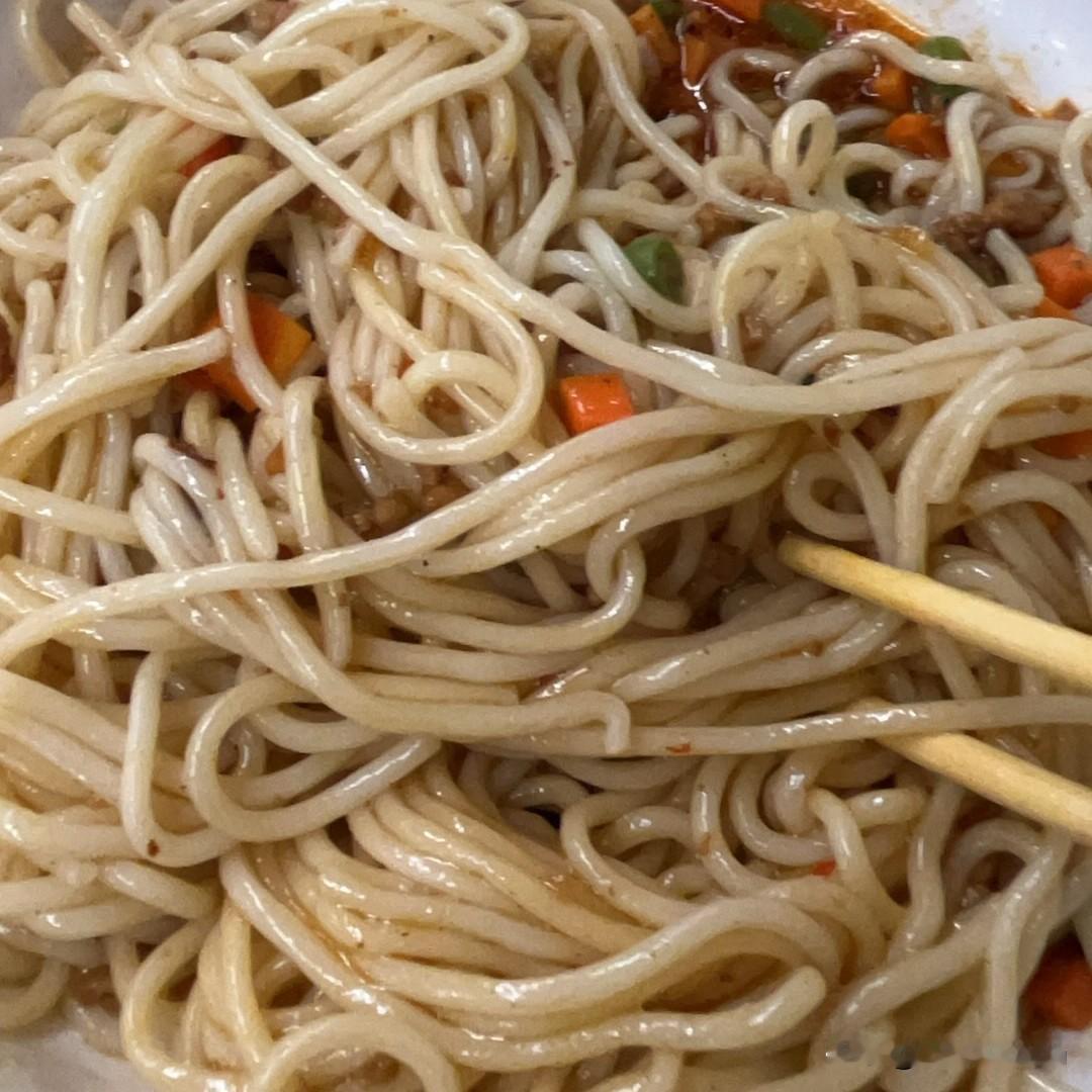 中午在食堂吃了一顿巨难吃的干拌面，十块一碗，感觉真的非常的不值。

现在在外边的