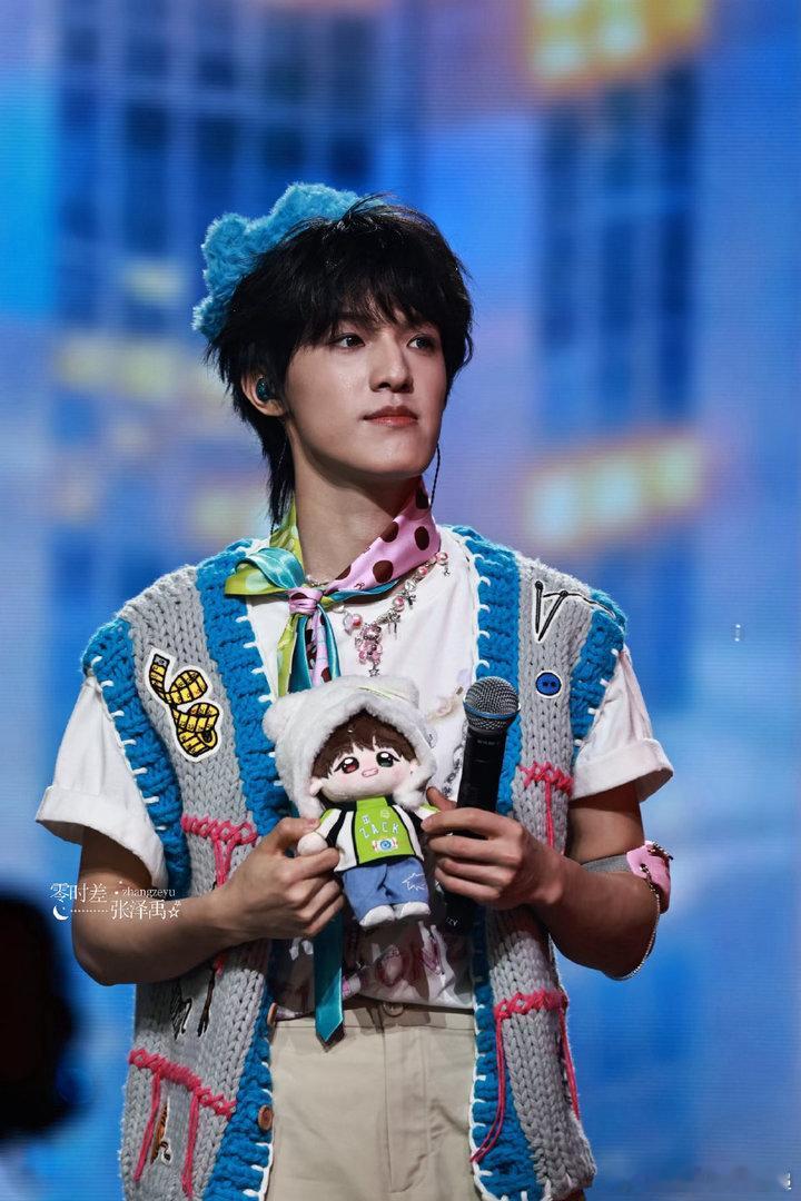张泽禹别看手机看看我吧张泽禹毛绒小王冠 张泽禹戴毛绒小王冠怎么可以这么合适，像从