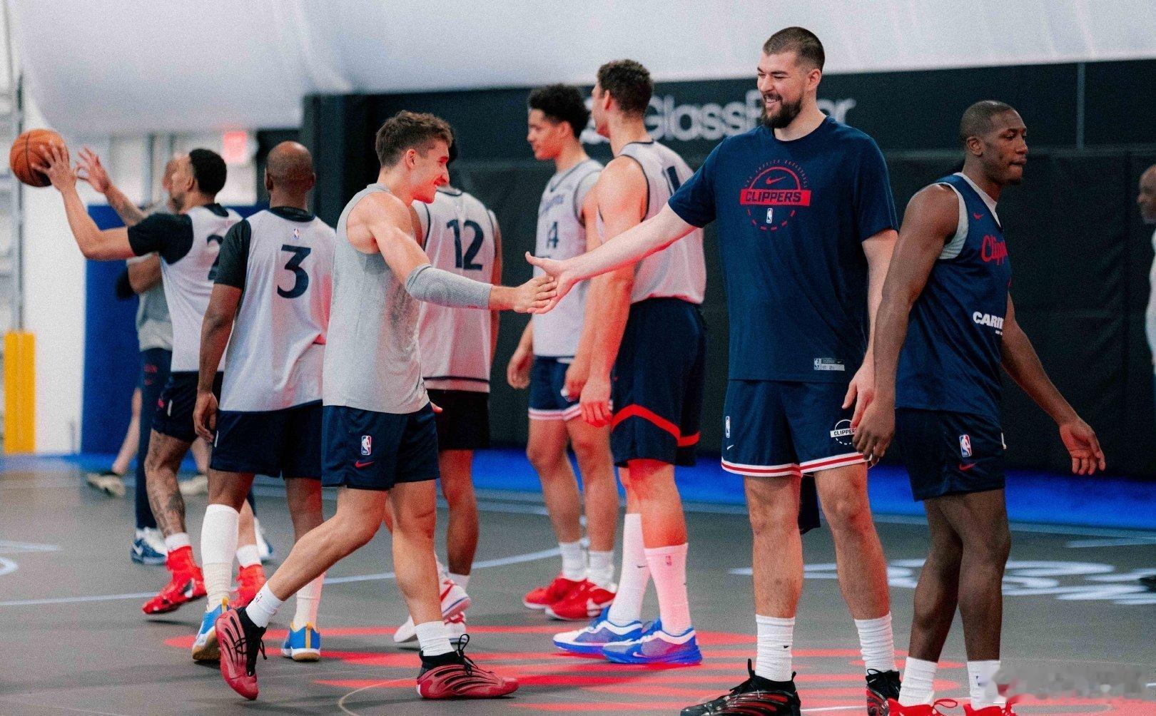 大家认为等小卡归来后，在哈登、邓恩、小卡、祖巴茨的首发阵容中的第五人，是确定科林