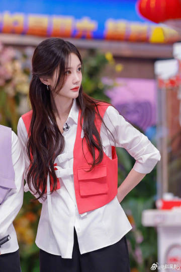 李一桐半扎造型   李一桐半扎造型真的是觉得美美的呀，这一次在你好星期六的节目上