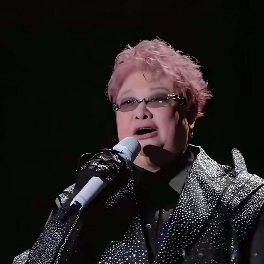 韩红在个人演唱会上对歌迷动情的说:“我不喜欢穿那么多的演出服，因为我就是一个老百