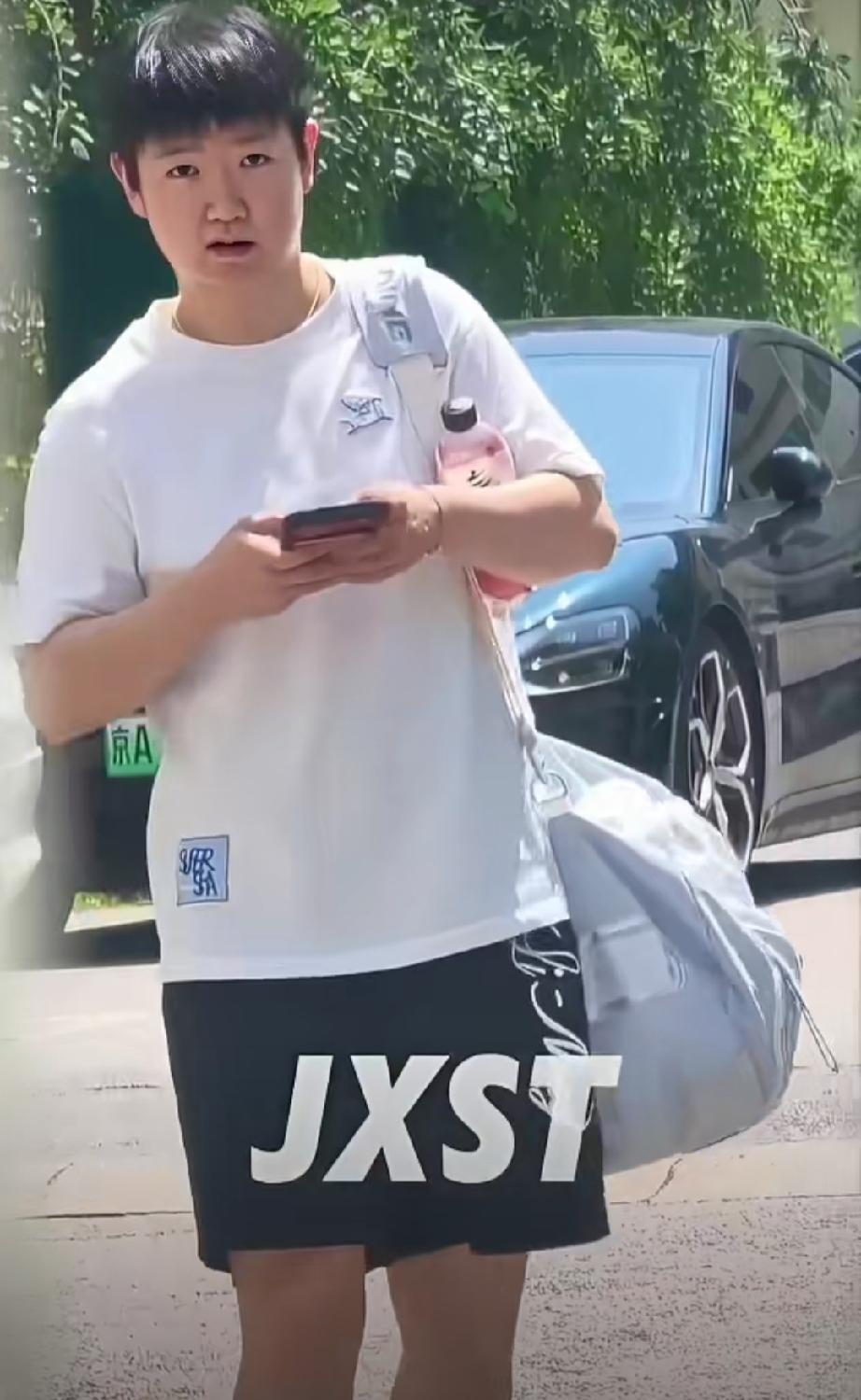 孙颖莎今天于体总路透。莎莎今天还是背着包去上训。不知道伤病恢复的怎么样，也许是去