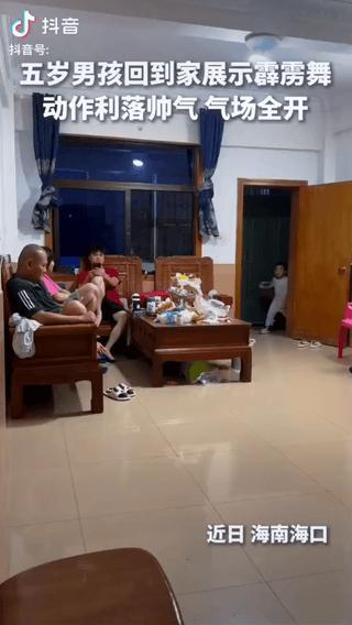 “这位小孩哥火到人民日报了！”海南，一位5岁男孩放学回家，不玩手机，不打游戏，二