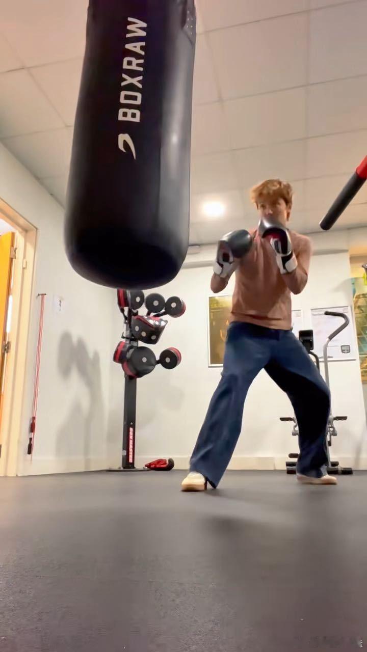 周峻炜是健身博主吧 的健身博主身份实锤了，动作拆解给大家分享，练完还不忘滚泡沫轴