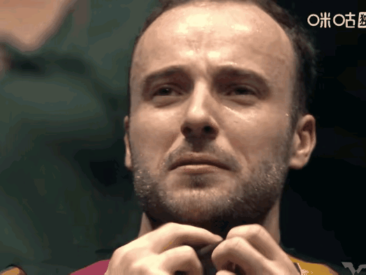 西蒙高茨赢了小勒布伦后喜极而泣！
一直被小勒布伦拿捏死死的31岁老将西蒙高茨，在