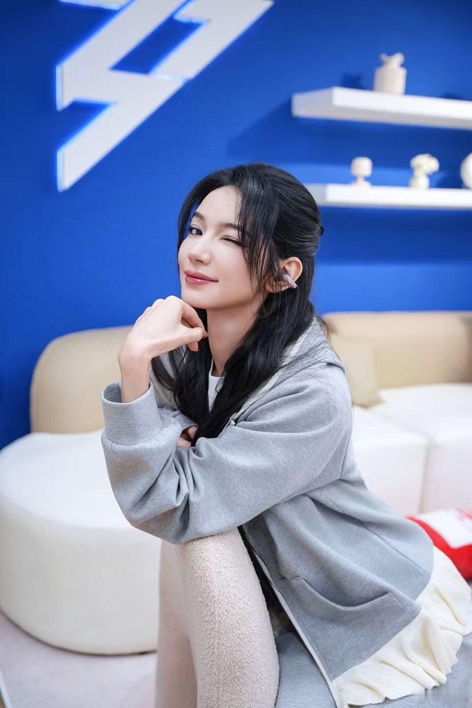 唐艺昕代斯回应妆蹭到唐艺昕衣服上乘风2026四公组队闹出有趣小乌龙，代斯和唐艺昕