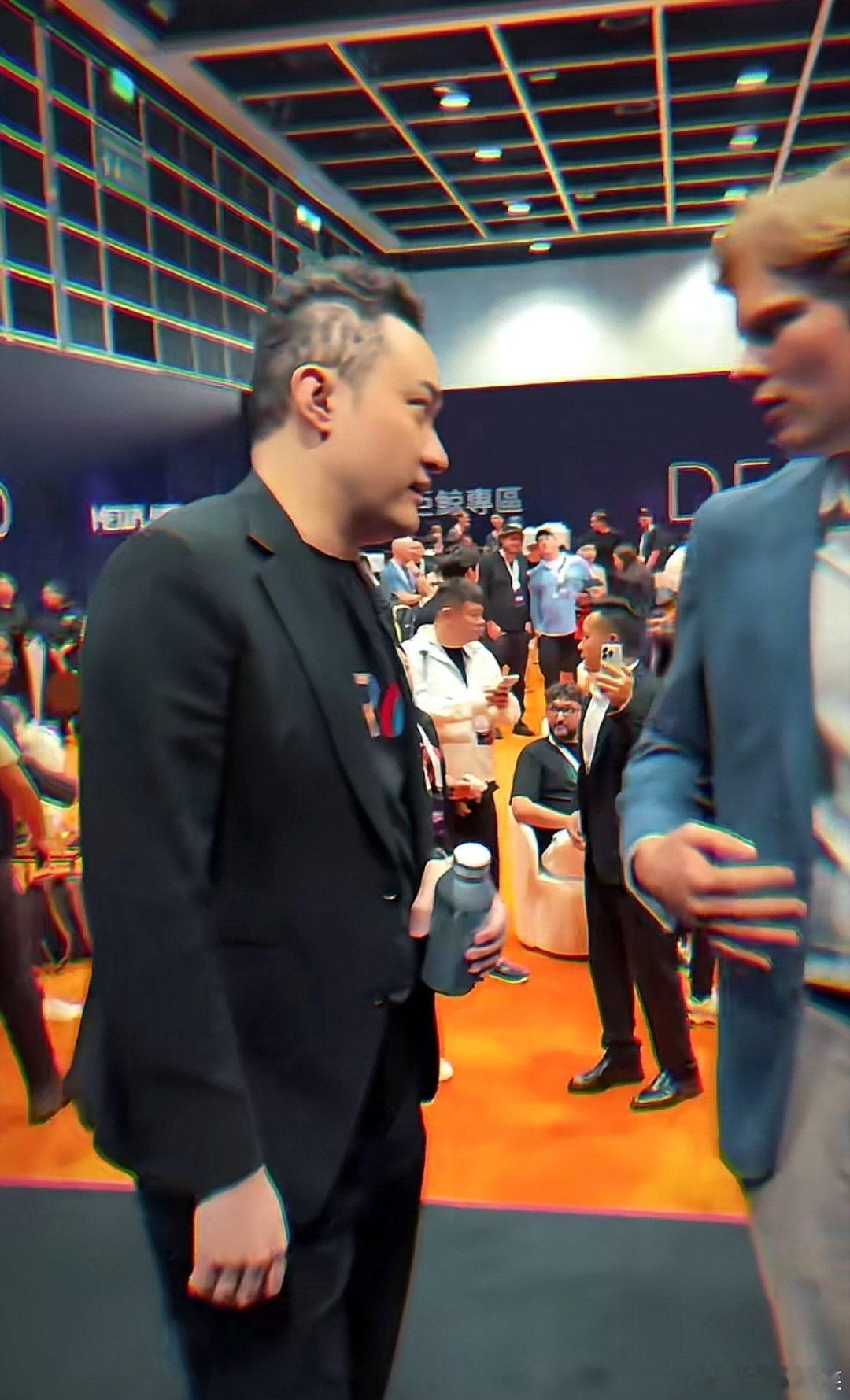 亲手把私人旧事曝光于众，毁掉对方的口碑，转头就接受各路媒体采访，侃侃而谈。被网友