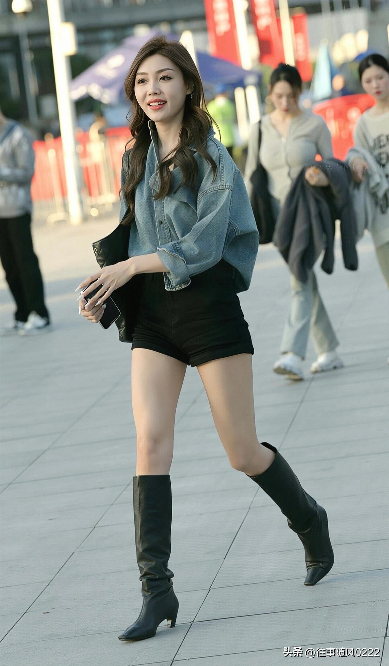 都市时尚少女，牛仔外套+黑色短裤，搭配高筒靴，自信步伐