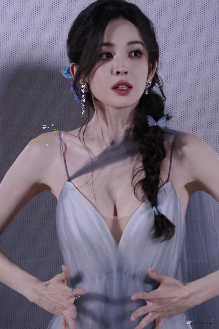 古力娜扎作为新疆演员，其颜值和身材都是圈内数一数二的存在，第一次认识她是在《轩辕