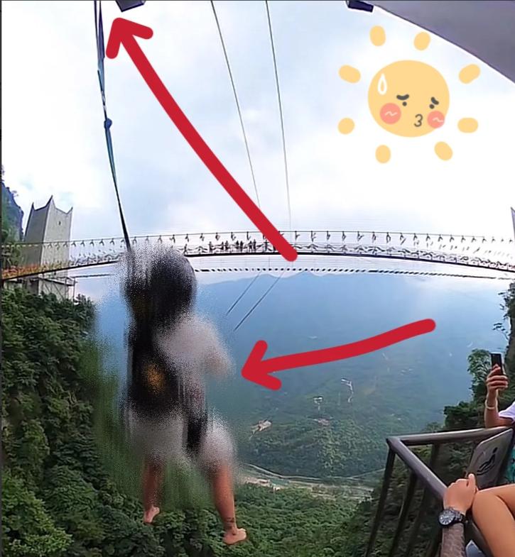 涉事景区运营方真是一点安全意识都没有。
出事了，把十六岁女游客的命都弄丢了。
不